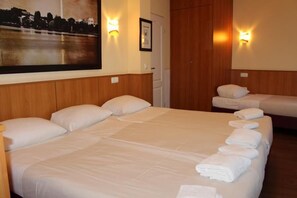 Desk, iron/ironing board, free WiFi, bed sheets - ALTAN Hotel (Hamburg)