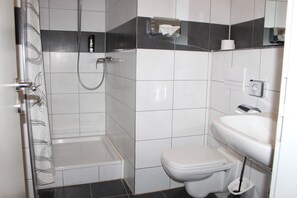 Quadruple Room | Bathroom | Shower, hair dryer, towels, shampoo - ALTAN Hotel (Hamburg)