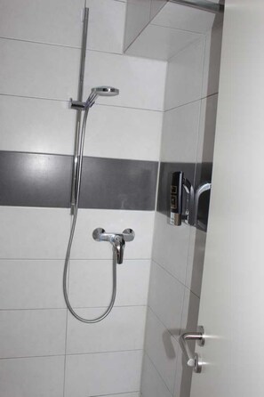 Single Room | Bathroom shower - ALTAN Hotel (Hamburg)