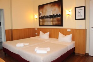 Desk, iron/ironing board, free WiFi, bed sheets - ALTAN Hotel (Hamburg)