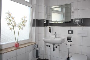 Doccia, asciugacapelli, asciugamani, shampoo