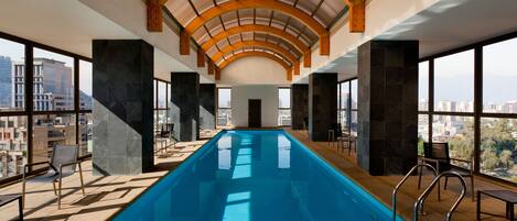 Una piscina techada, una piscina al aire libre