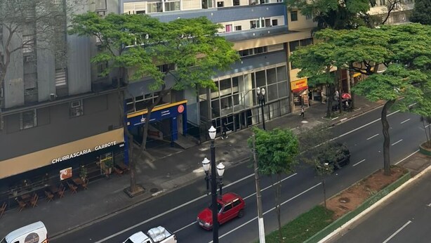 Ein mehrstöckiges Gebäude mit einer Mischung aus Wohn- und Gewerbeflächen, darunter im Erdgeschoss ein Restaurant namens "Churrascaria Garrote".