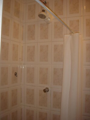 Douche, serviettes fournies