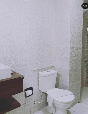 Douche, serviettes fournies, savon, shampooing