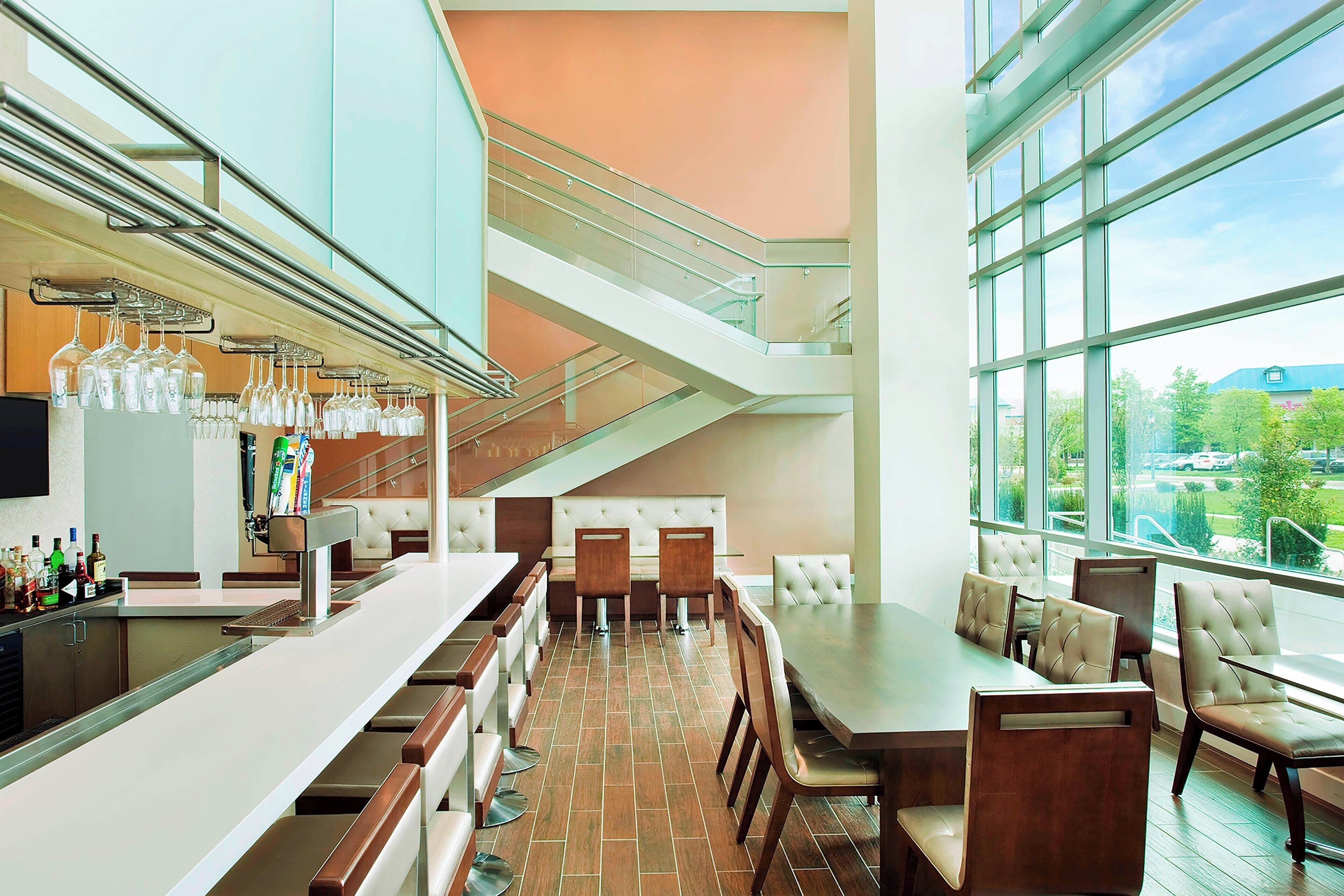 Ofrece cenas y happy hour