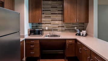 Fridge, coffee/tea maker