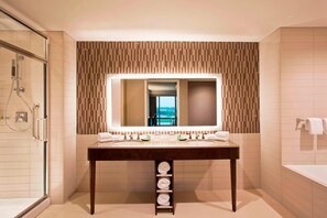 Duschwanne, Designer-Toilettenartikel, Haartrockner, Bademäntel