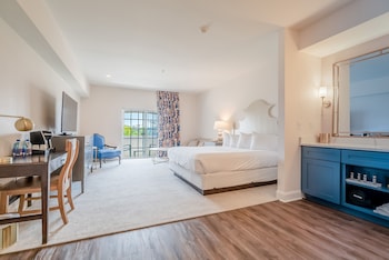 Premium Room | Premium bedding, pillowtop beds, desk, laptop workspace at Chateau Renault