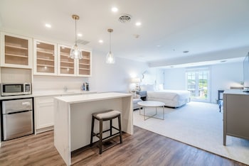 Dining experience in room at Chateau Renault