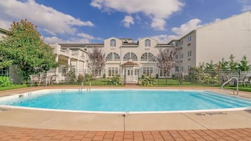 Seasonal outdoor pool, open 8:00 AM to 9:00 PM, pool loungers