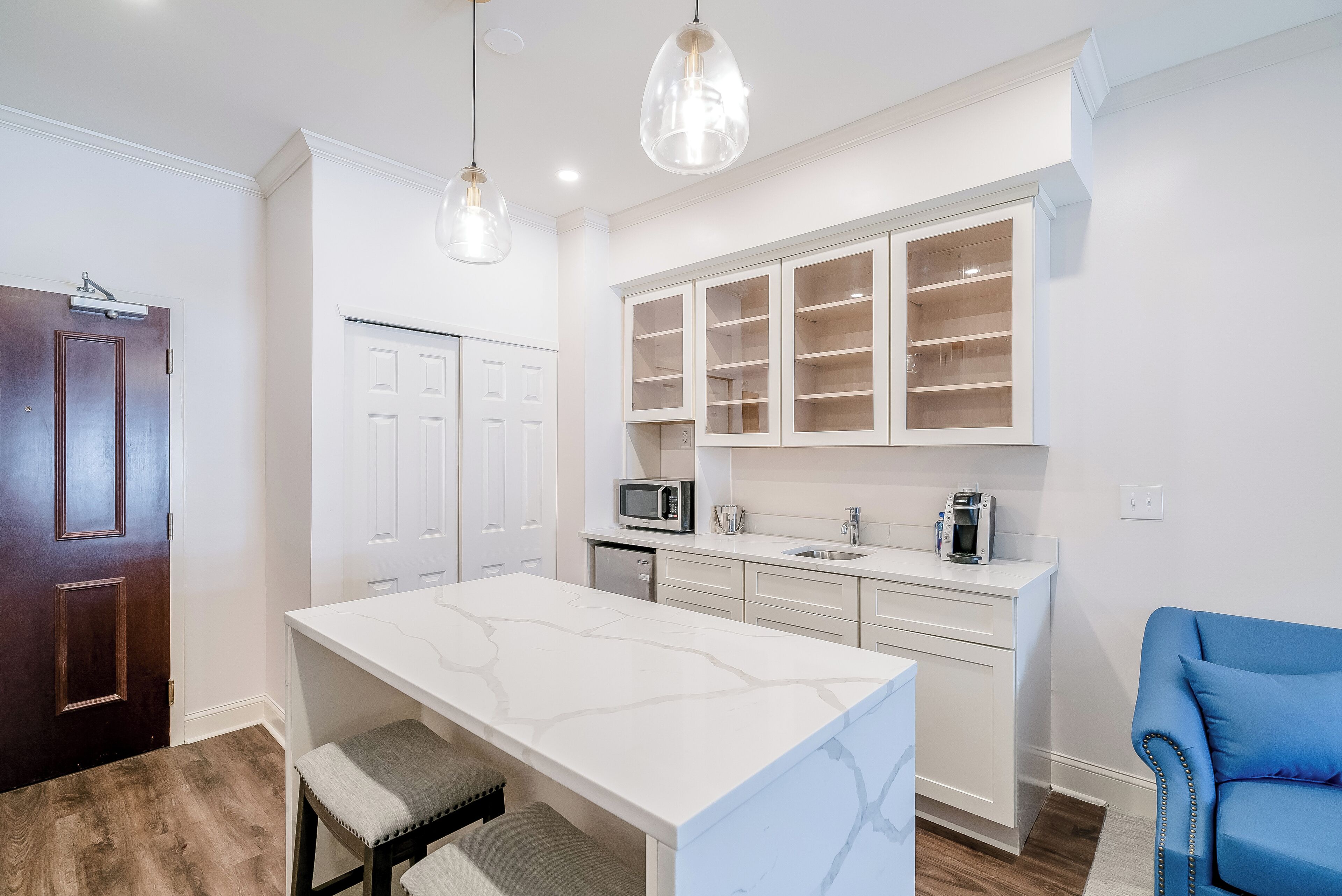 deluxe studio | living area | 52-inch tv with cable channels