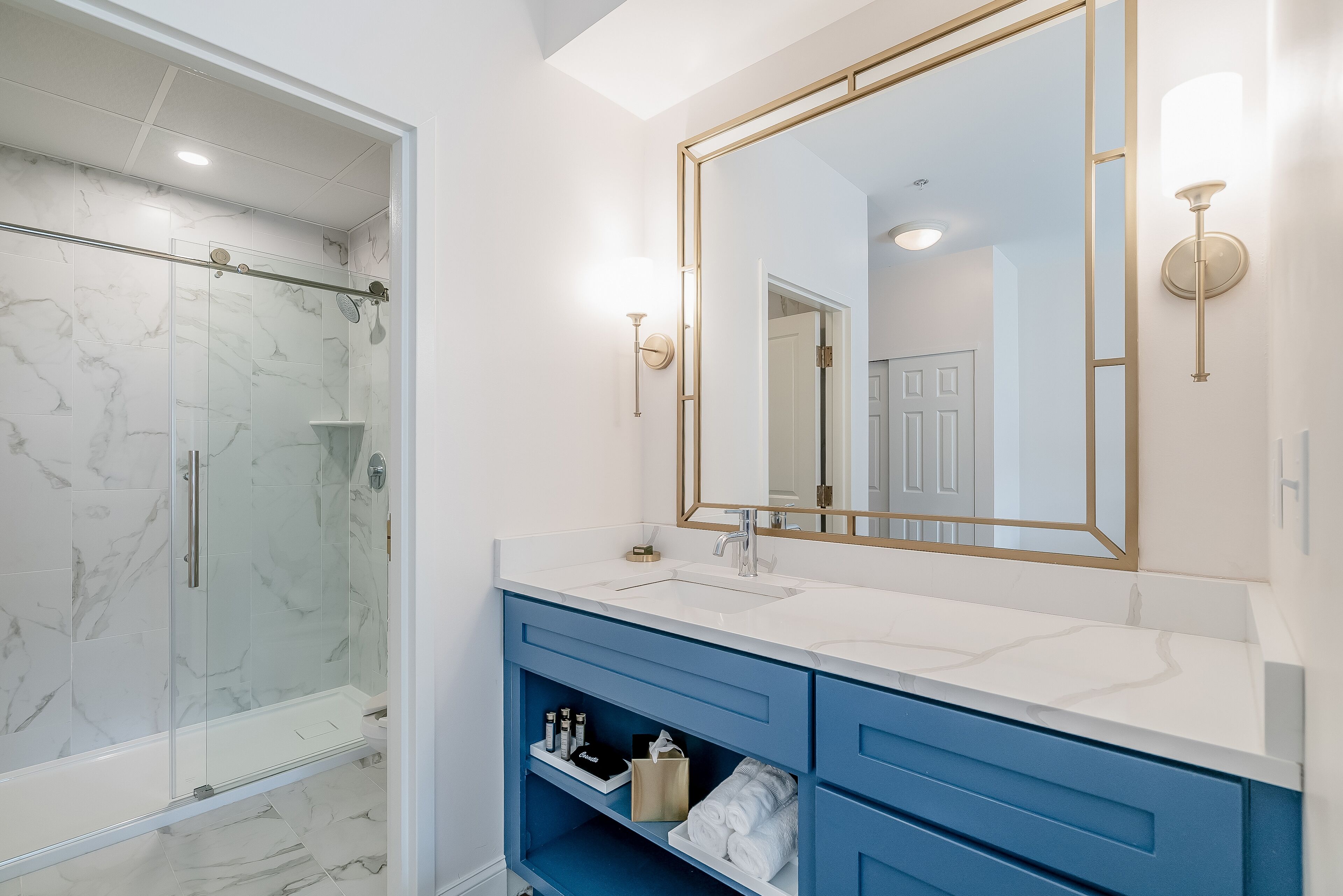 standard room | bathroom | combined shower/bathtub, free toiletries, towels