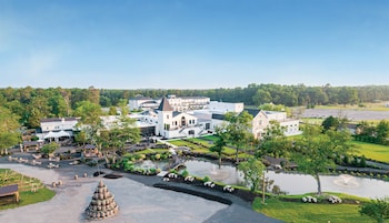 Hotel Exterior at Chateau Renault