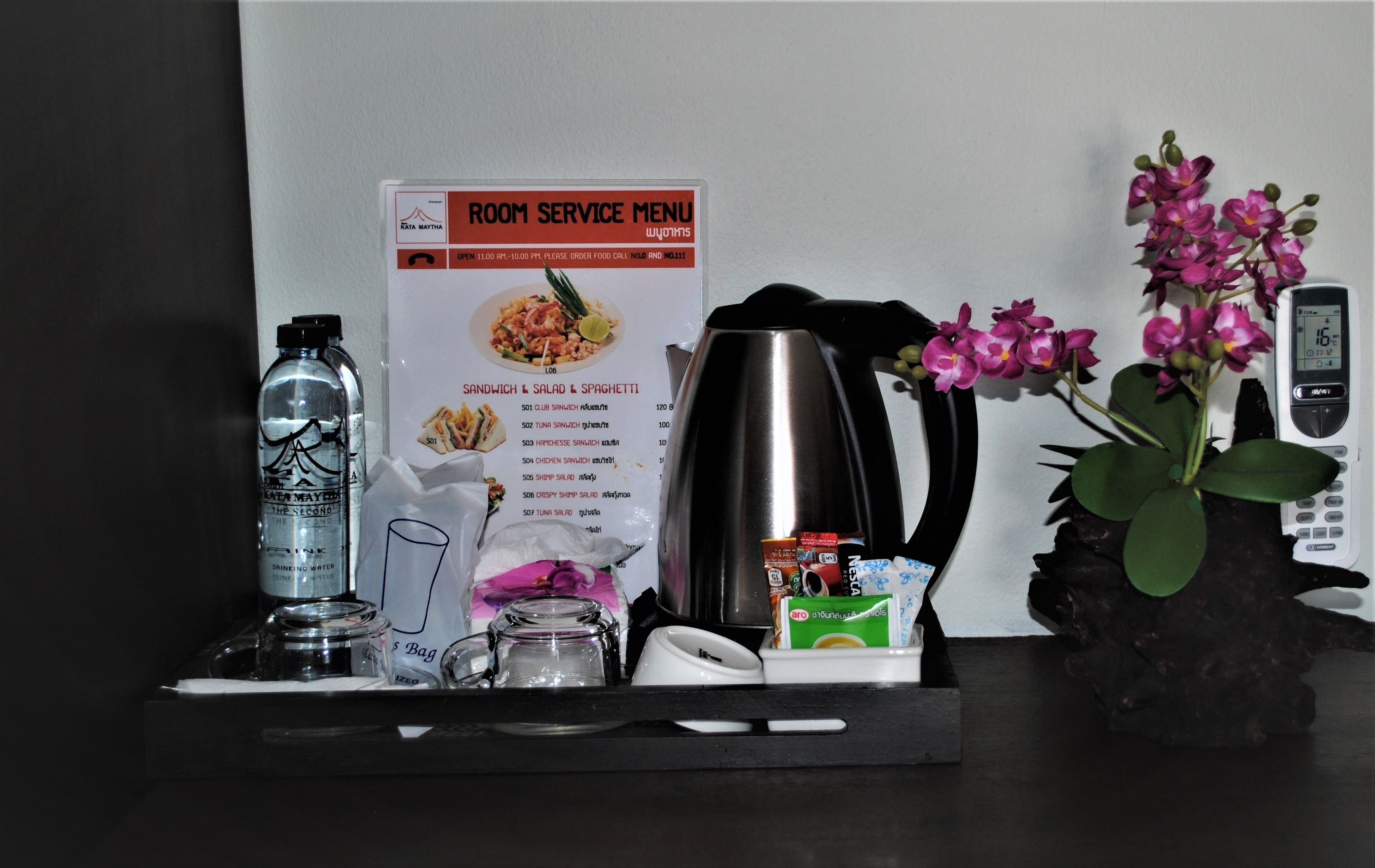 breakfast, lunch, dinner served; international cuisine