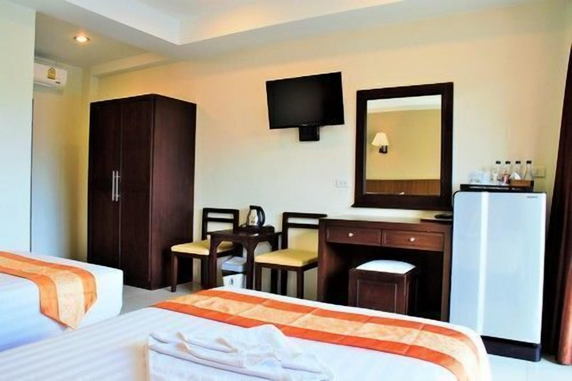 standard twin bed  | minibar, in-room safe, desk, blackout curtains