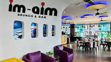 Café da manhã, almoço e jantar; culinária internacional