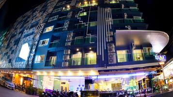 Fachada da propriedade à noite