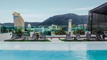 Piscina externa, espreguiçadeiras