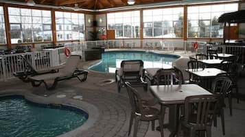 Piscine couverte, chaises longues