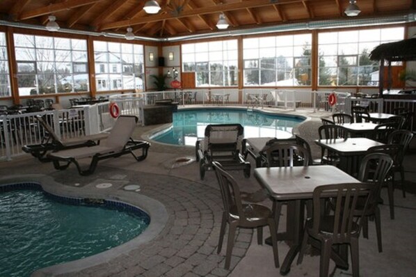 Piscine couverte, chaises longues