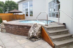 Outdoor spa tub - Auberge du Draveur (Maniwaki)