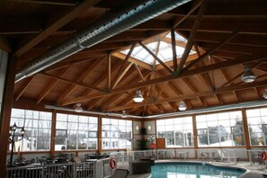 Piscine couverte, chaises longues