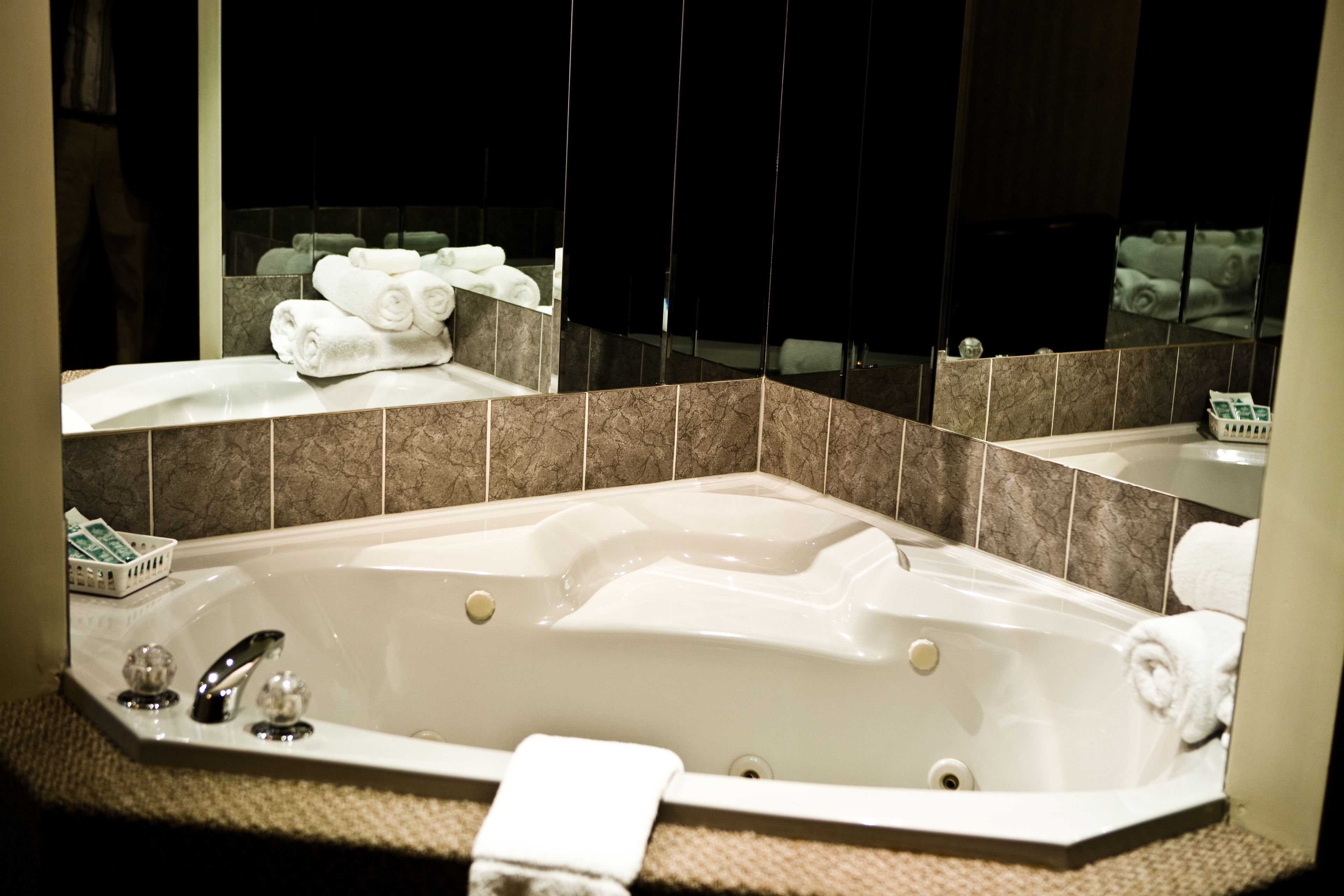 combined shower/bathtub, hair dryer, towels