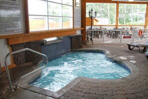 Indoor spa tub - Auberge du Draveur (Maniwaki)