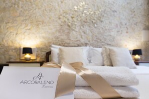 Superior Double or Twin Room | Minibar, in-room safe, free WiFi, bed sheets - Arcobaleno Rooms (Cagliari)