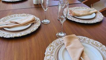 Se sirven desayunos, comidas, cenas y cocina regional