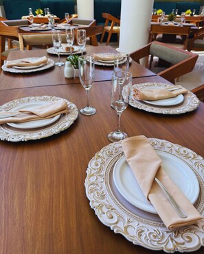 Breakfast, lunch, dinner served; Regional cuisine