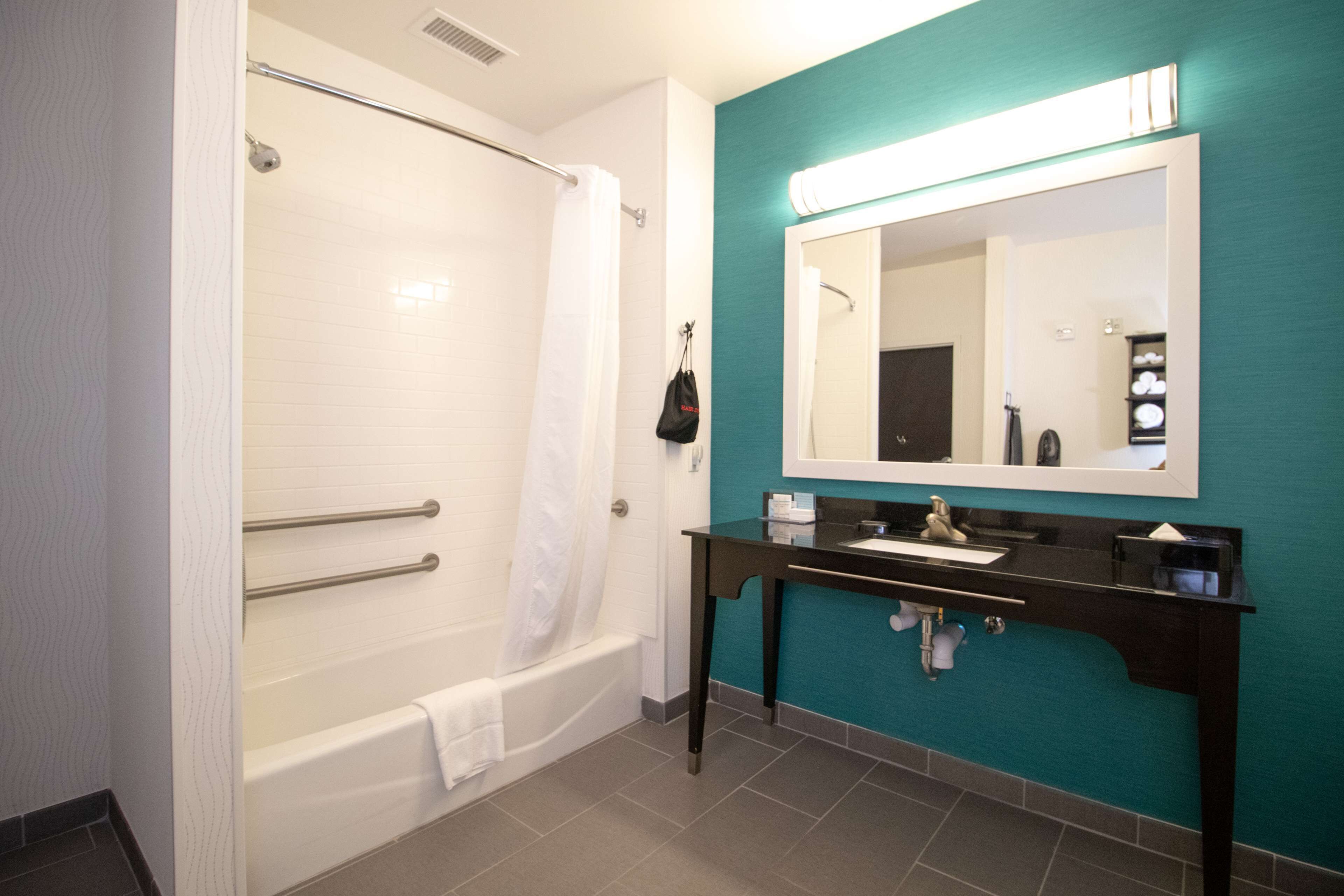 room, 1 king bed, accessible, non smoking | bathroom | combined shower/bathtub, rainfall showerhead, free toiletries, towels