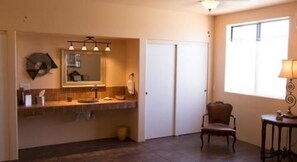 Habitación (Palo Verde Room With Shared Shower) | Escritorio, wifi gratis y ropa de cama