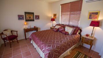 Phòng (Palo Verde Room With Shared Shower) | Bàn, truy cập Internet không dây miễn phí, bộ trải giường