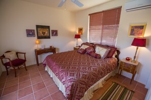 Desk, free WiFi, bed sheets - Turtle Back Mesa Bed & Breakfast (Desert Hot Springs)