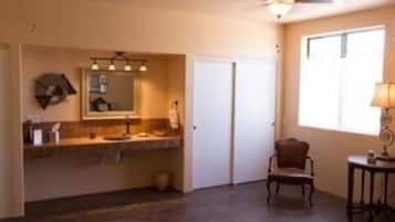 客房 (Mesquite Room With Shared Shower) | 書桌、免費無線上網、床單