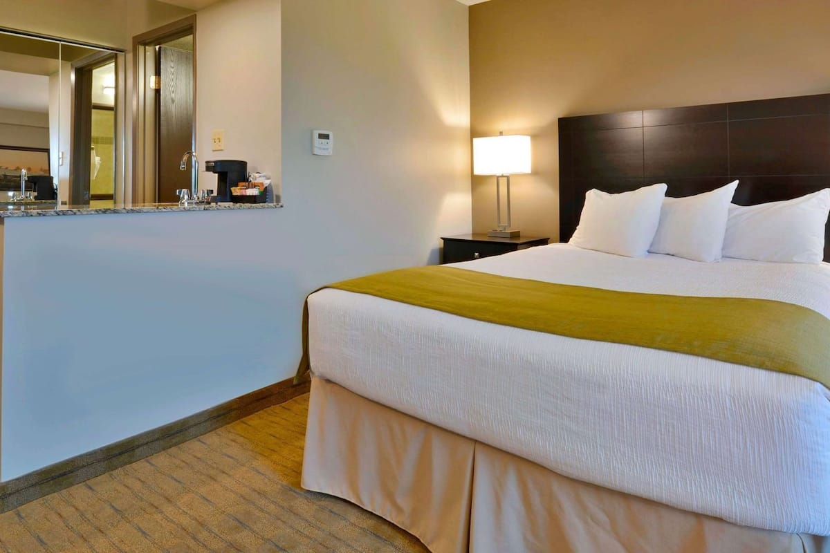 Premium bedding, individually decorated, individually furnished, desk