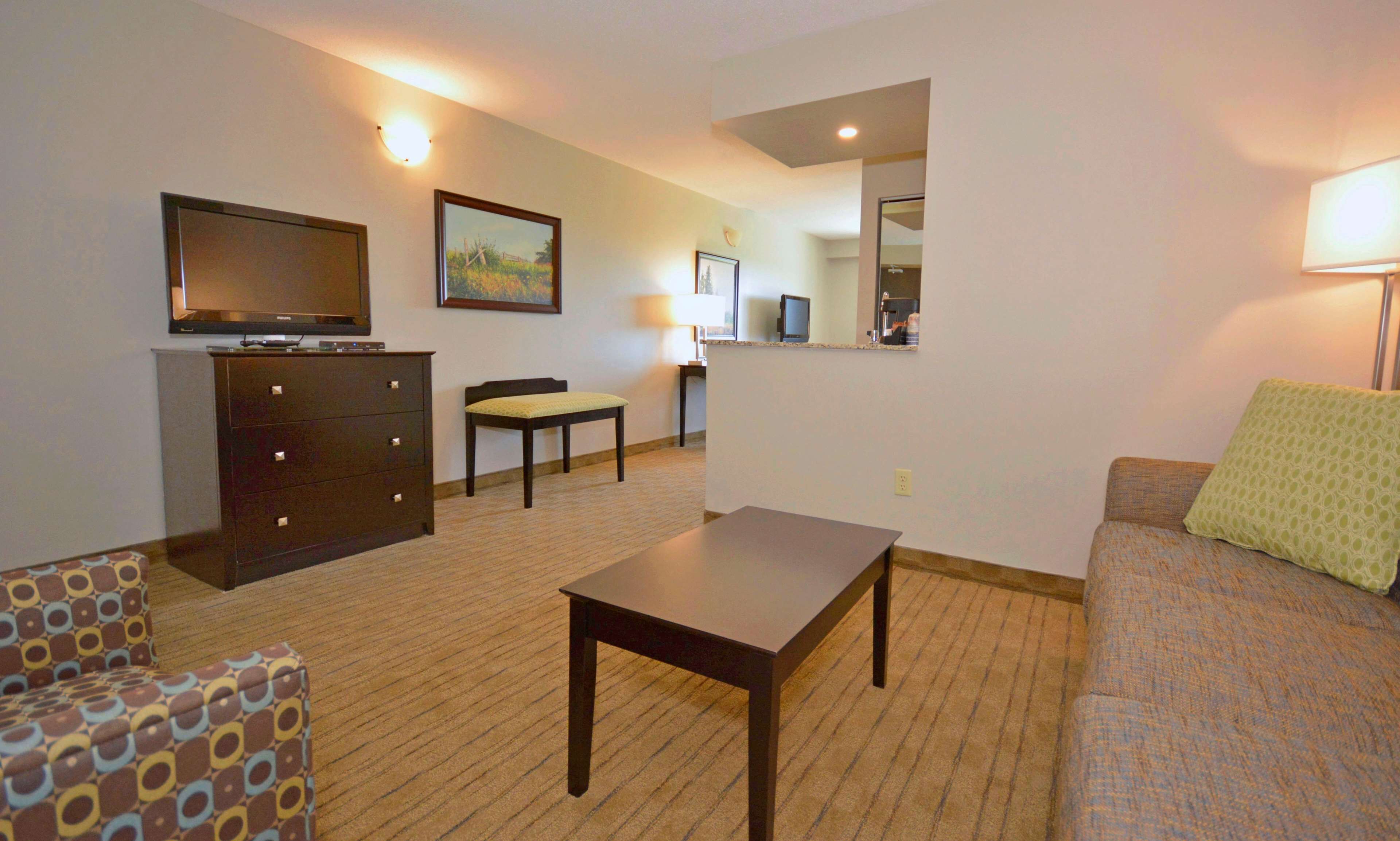 suite, 1 queen bed, non smoking | premium bedding, individually decorated, individually furnished, desk