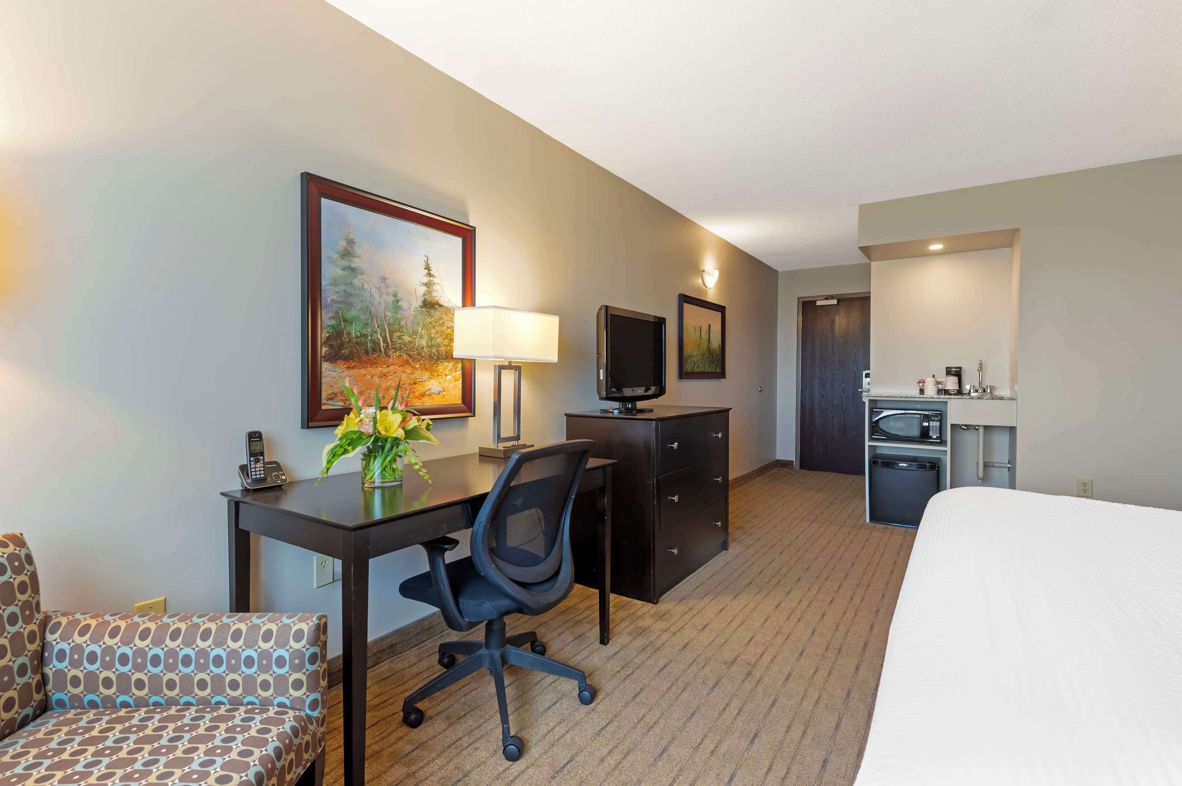 Premium bedding, individually decorated, individually furnished, desk