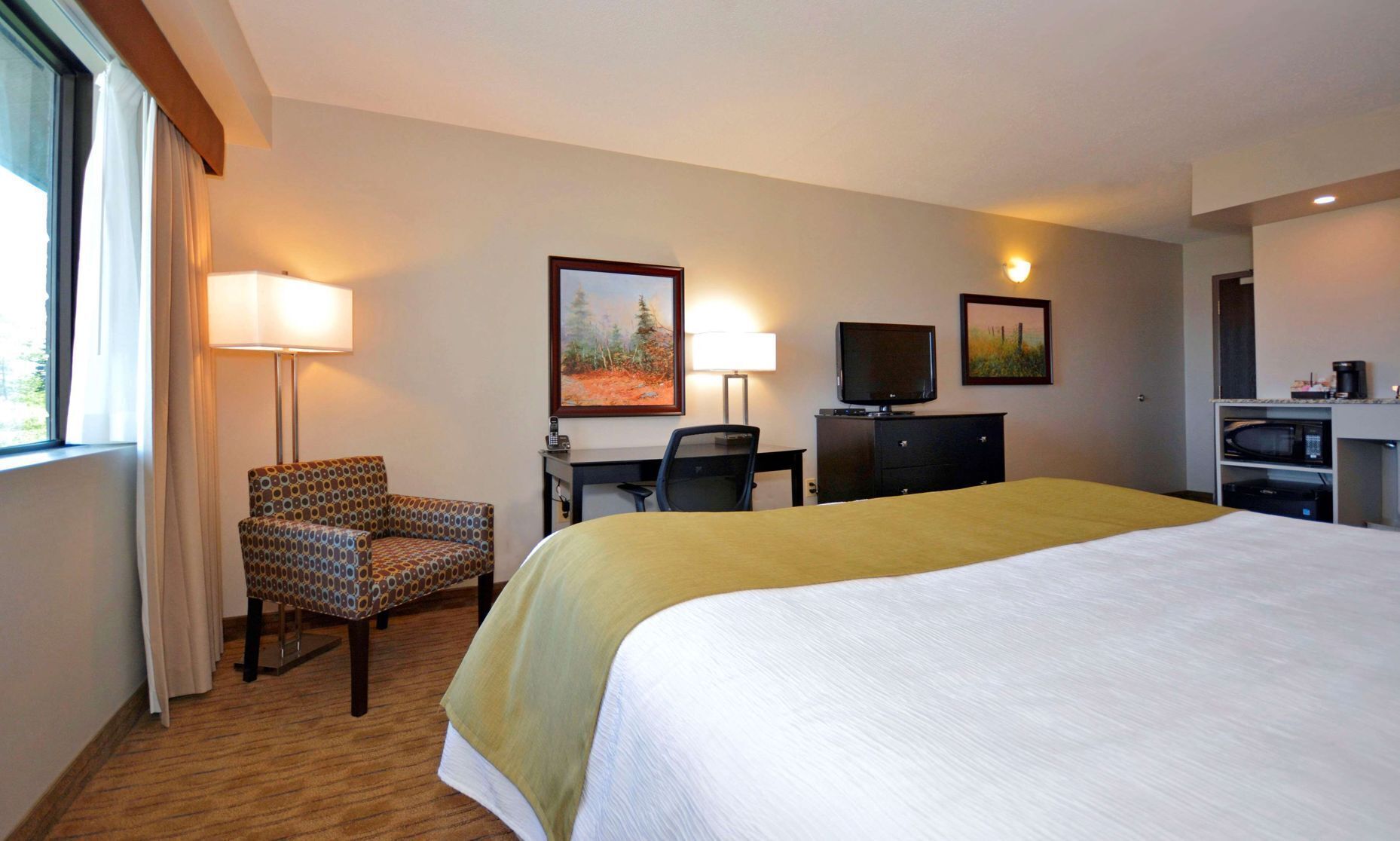 Premium bedding, individually decorated, individually furnished, desk