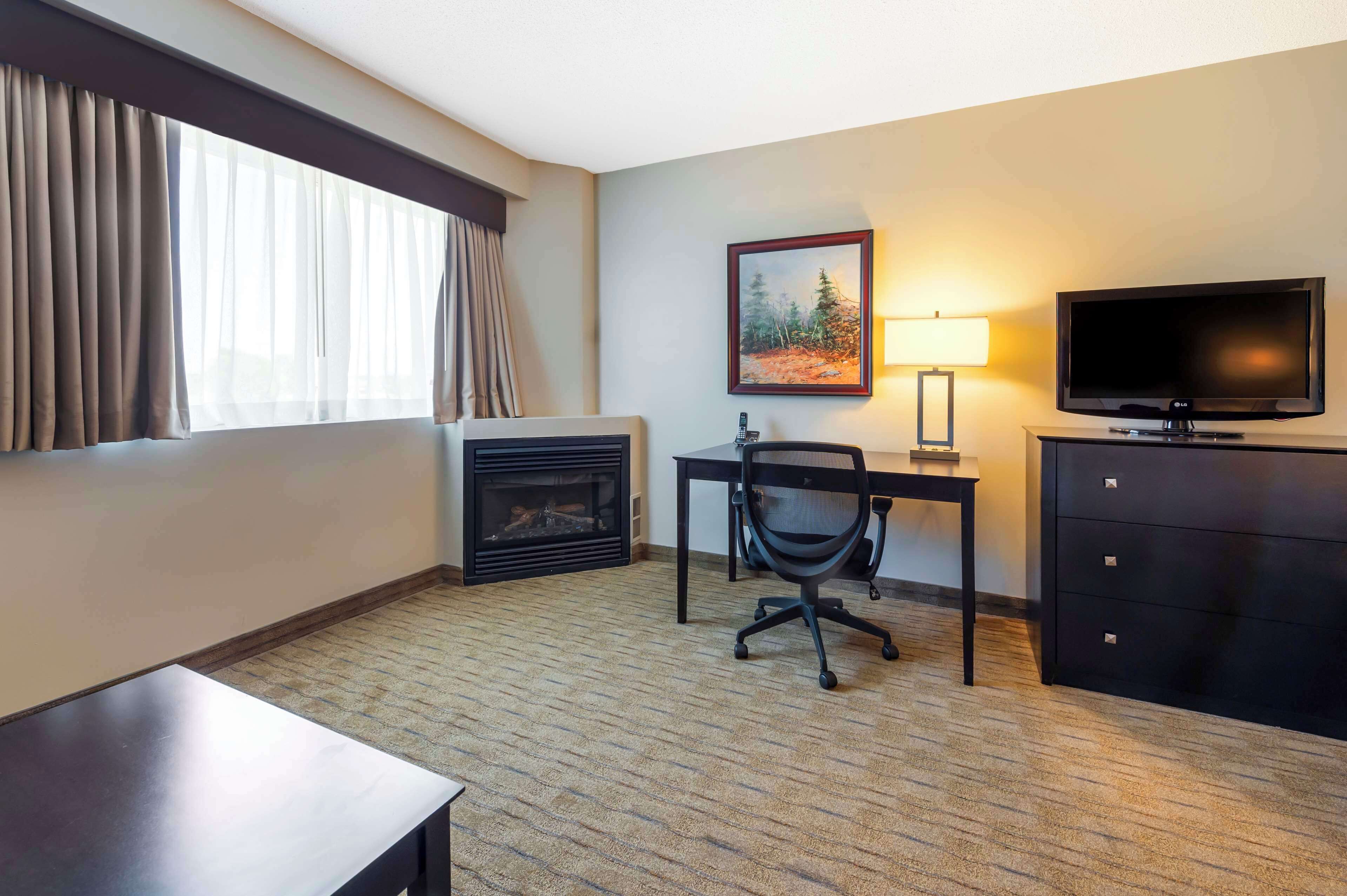 standard room, 1 queen bed, non smoking, fireplace | premium bedding, individually decorated, individually furnished, desk