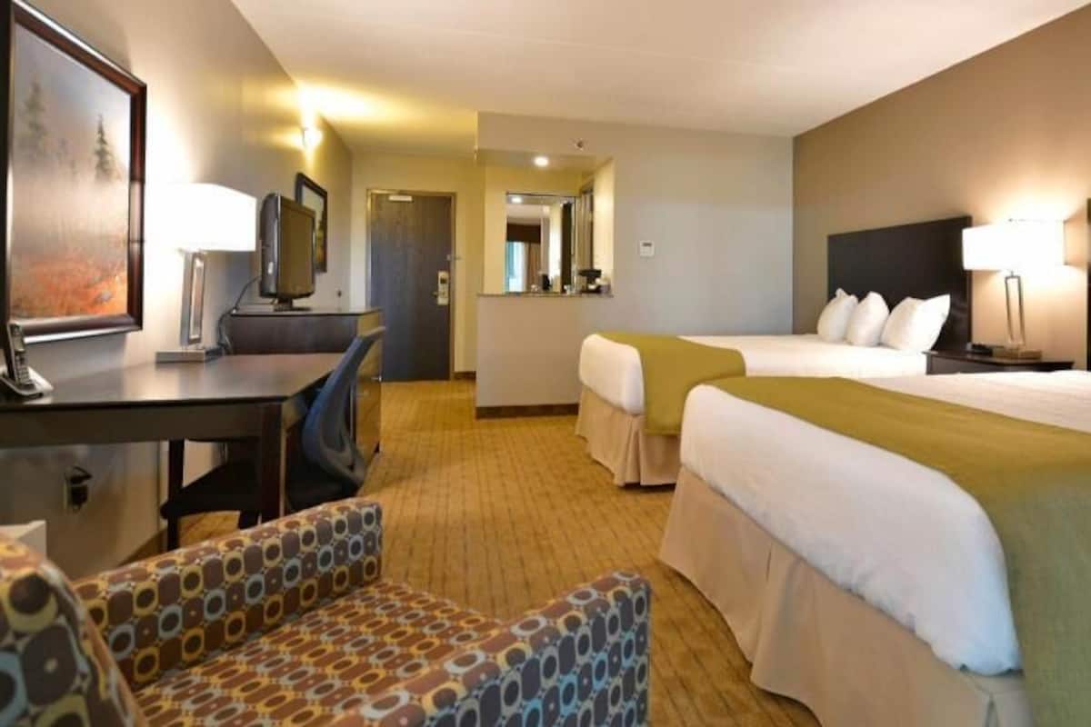 Premium bedding, individually decorated, individually furnished, desk