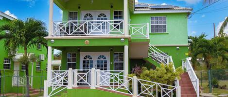 Vista frontal de la propiedad