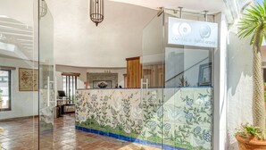 A hotel lobby with a tiled floor, a glass partition, and a sign for "Capital Hotel Arana". - Hotel Arana Tonalá (Tonalá)
