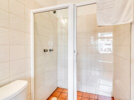 Ducha, artículos de tocador gratuitos, toallas, jabón