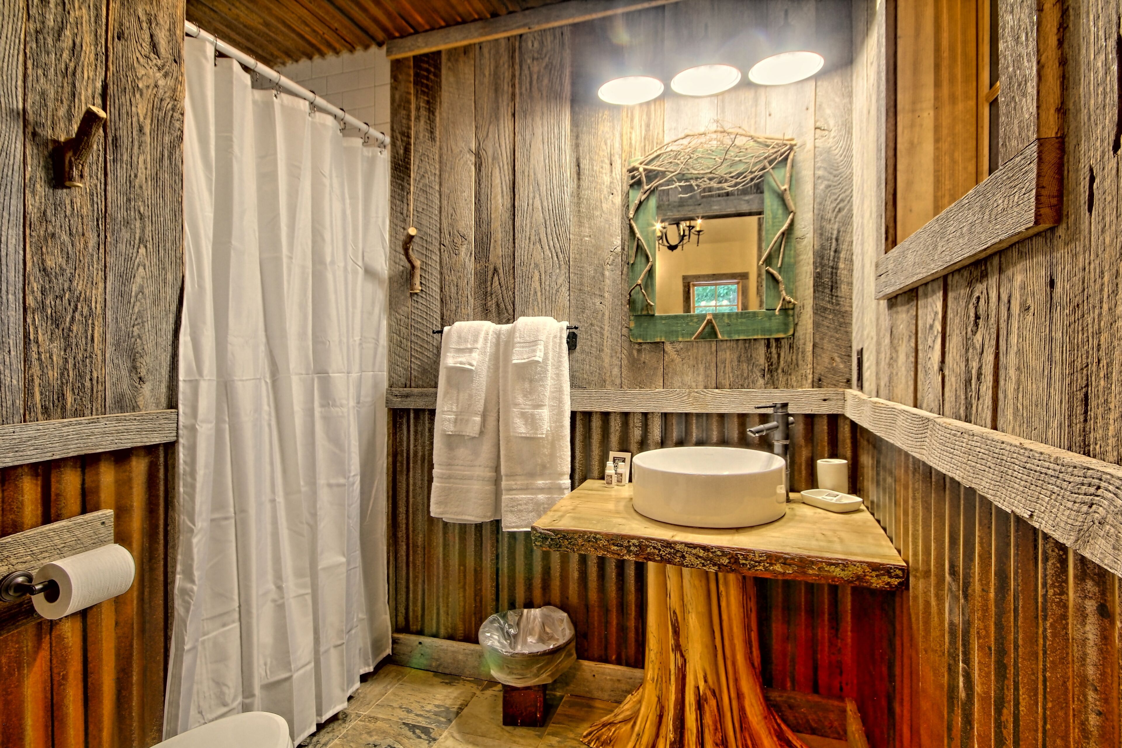 Room (11 Foxfire Room) | Bathroom | Free toiletries, hair dryer, towels
