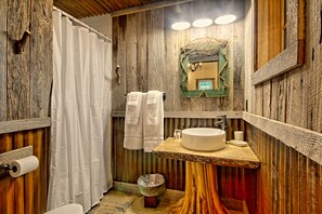 Rom (11 Foxfire Room) | Bad | Toalettartikler (inkludert), hårføner og håndklær