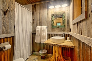 Quarto (11 Foxfire Room) | Banheiro | Produtos de toalete grátis, secador de cabelo, toalhas de banho