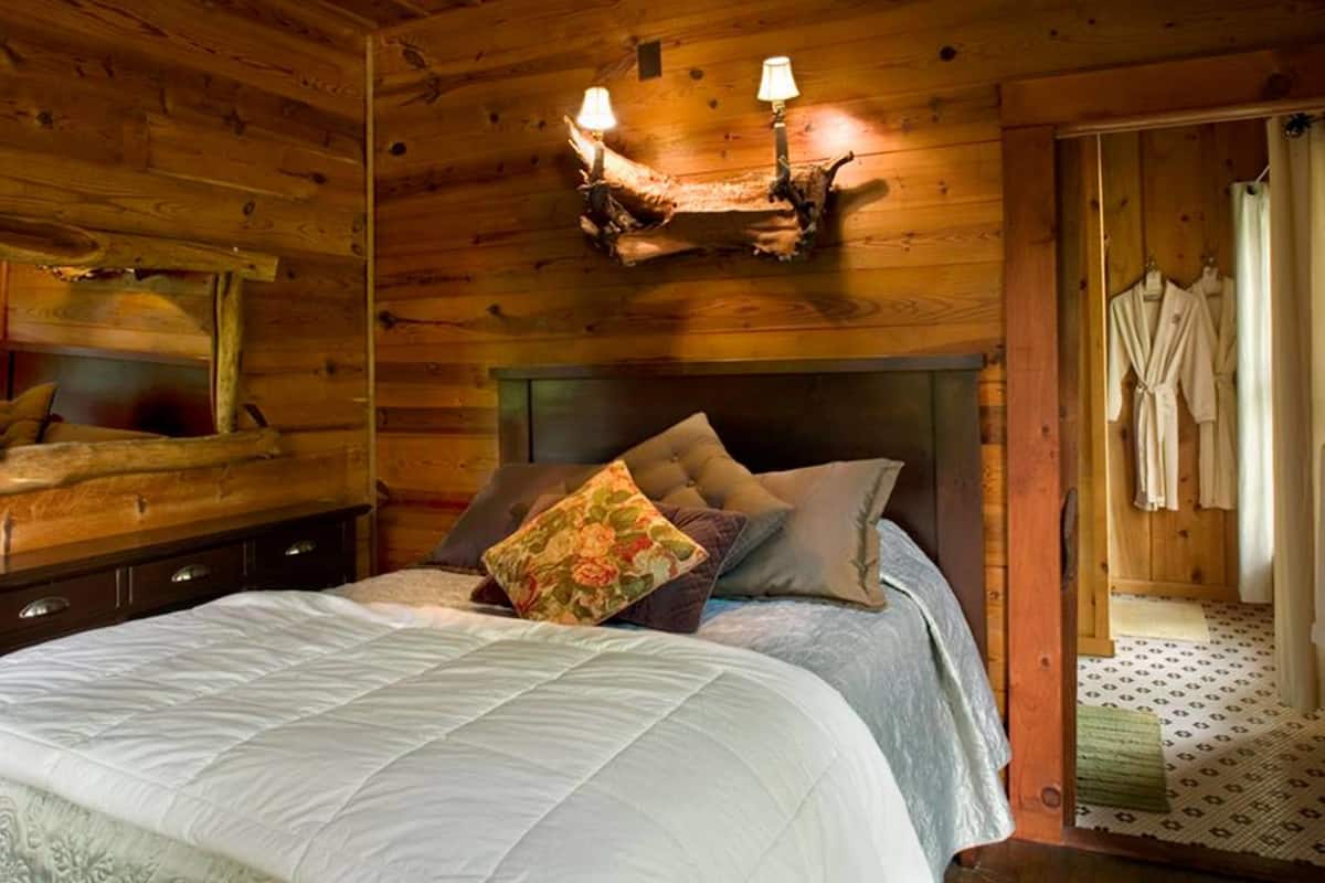 Room (02 The Lake Rabun Room) | Iron/ironing board (on request), free WiFi, individually decorated